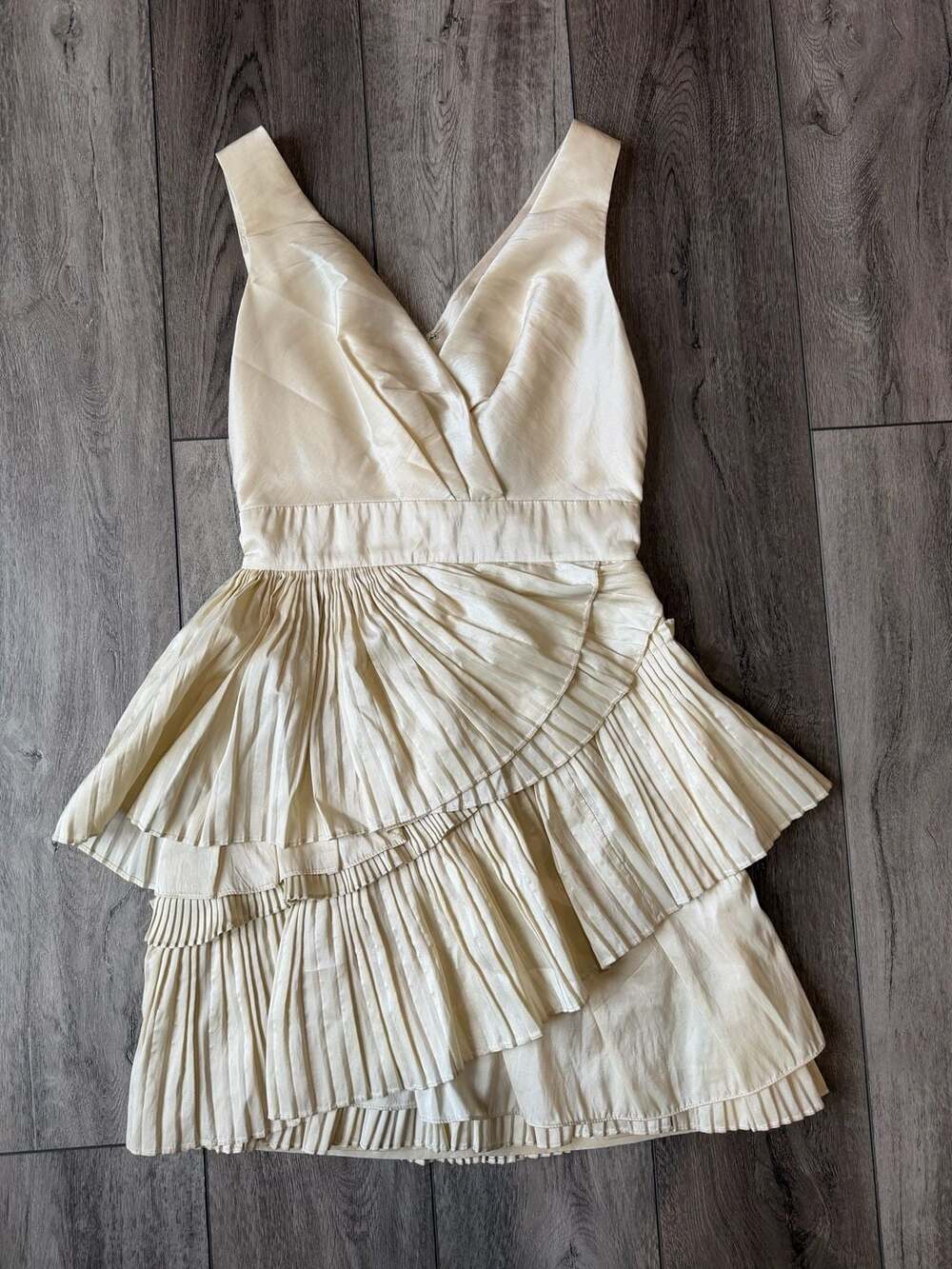 Max And Cleo V-Neck Tiered Pleated Mini Dress Size 2 Champagne Cream